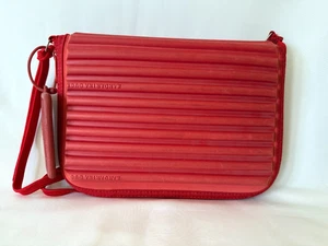 Borsa da serbatoio vintage Mandarina Duck rossa a costine organizer borsa a tracolla incrociata - Foto 1 di 4