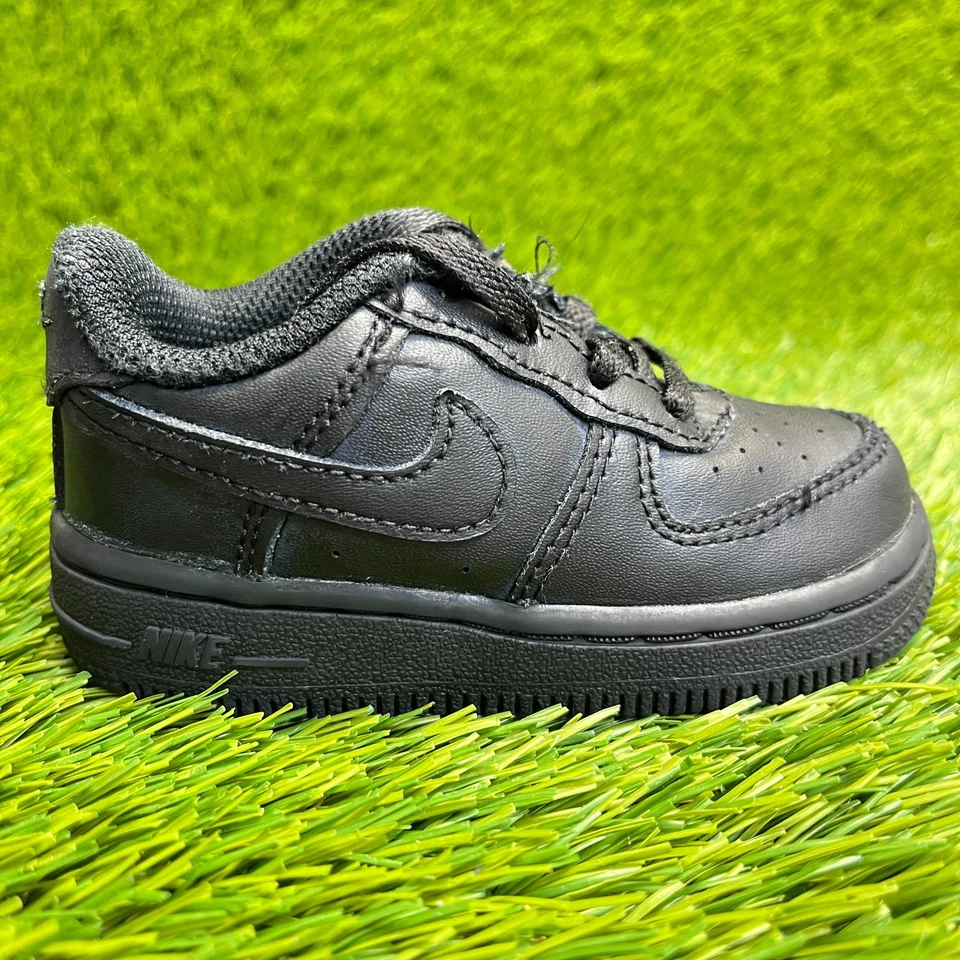 Nike Air Force 1 LE Niño Pequeño Talla 5C Triple Negro Caminar Cuero Zapatos Tenis Foto 1 de 4