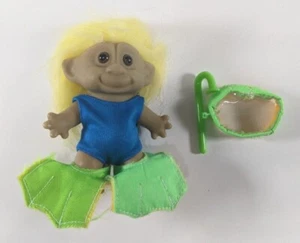 Vintage Treasure Troll Doll Scuba Snorkeling Pinne Capelli Gialli 4 pollici Galoob - Foto 1 di 3