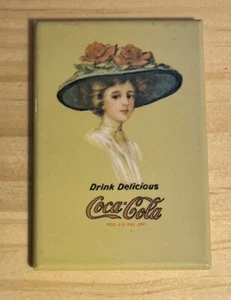 VINTAGE COCA-COLA KLEINE TASCHE VANITY KOMPAKTER SPIEGEL DER VIKTORIANISCHEN FRAU IN GROSSEM HUT! - Bild 1 von 4