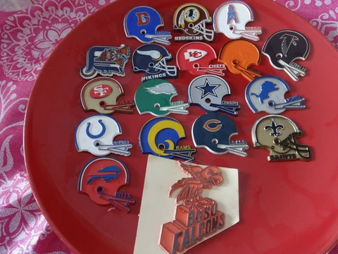 nfl magnets  Chicago Bears   helmet magnet vintage dated helmet one piece only Cover