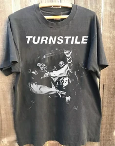 TORNIQUETE Póster Banda Regalo Para Fan Camiseta Estilo S a 5XL Color Carbón QA154 - Imagen 1 de 3