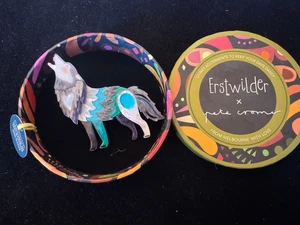ERSTWILDER THE GALLANT GREY WOLF PETE CROMER AMERICAN RESIN BROOCH - Bild 1 von 3