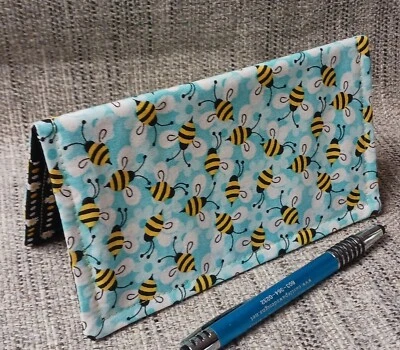 BUMBLE BEES Tela Chequera Cubierta Billetera Tarjeta de Débito Registro EE. UU. Hecho a Mano  Foto 1 de 4