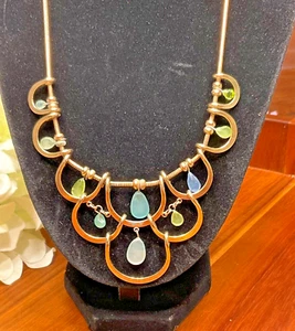 Sehr schöne goldfarbene Modeschmuck Halskette mit hellen Glassteinen 16 Zoll - Bild 1 von 3