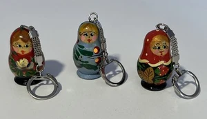 Menge 3 Holz handbemalt russische Puppe Matroschka verschachtelt Puppe Stil Schlüsselanhänger - Bild 1 von 9
