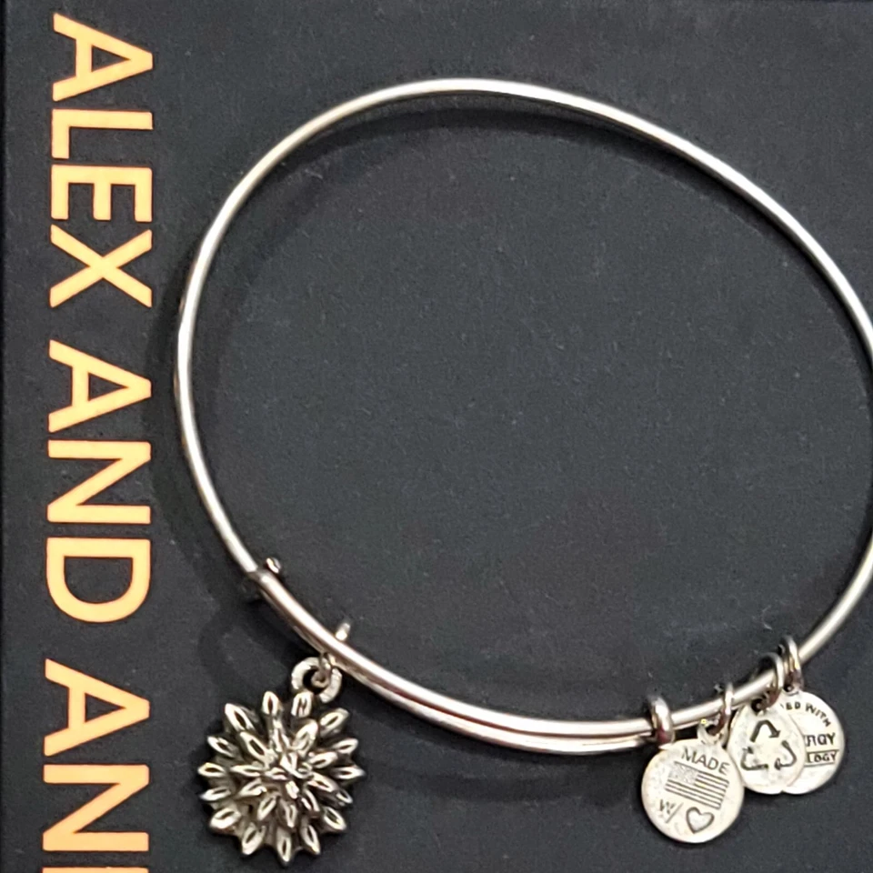 Браслет с брелоками с водяной лилией Alex and Ani  - Изображение 1 из 4