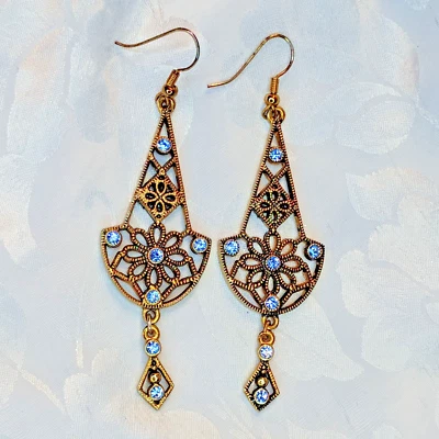 Pendientes Perforados Colgantes Cristal Azul Claro Piedras Tono Dorado Latón Estilo Joyería Foto 1 de 4