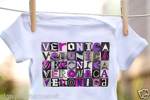 VERONICA Baby Body in Zeichen Buchstaben Fotos - 100% Baumwolle & Kurzarm - Bild 1 von 2