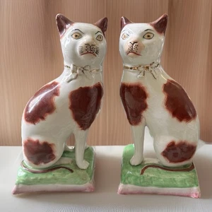 Paar Staffordshire Porzellan Katzen auf rosa Kissen Antiq Figur Keramik Buchstützen - Bild 1 von 8