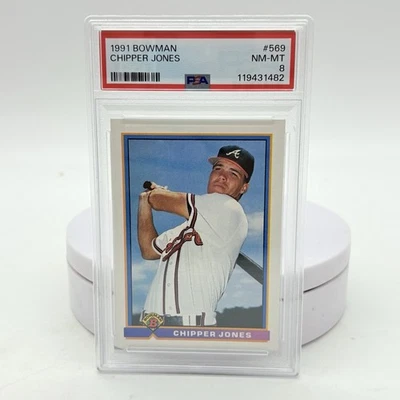 1991 年 Bowman Chipper Jones 新秀 RC #569 PSA 8 NM-MT 名人堂亚特兰大勇士队卡 — 第 1/4 张图片
