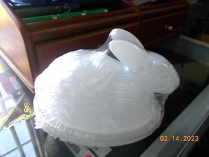 Conejo de vidrio blanco sellado en nido, 4-3/4" de largo - Imagen 1 de 5