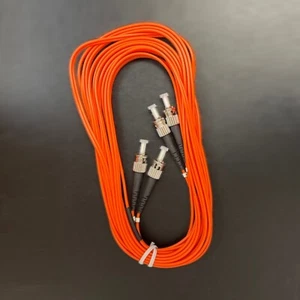 Cable de fibra óptica conector Cablesys ST a ST para instrumentación, 3 metros - Imagen 1 de 2