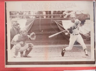 1973   NEW YORK METS    8 X 11    GLOSSY   WILLIE MAYS  +  JOHNNY BENCH - Image 1 of 2