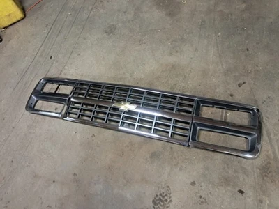 1992-1996 Chevrolet G10 G20 G30 G-Series Van Dual Headlamp Grille Assembly - Image 1 of 4