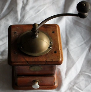 Molinillo de café de madera antiguo K&M - Placa con logotipo - comerciante árabe en camello - Imagen 1 de 3