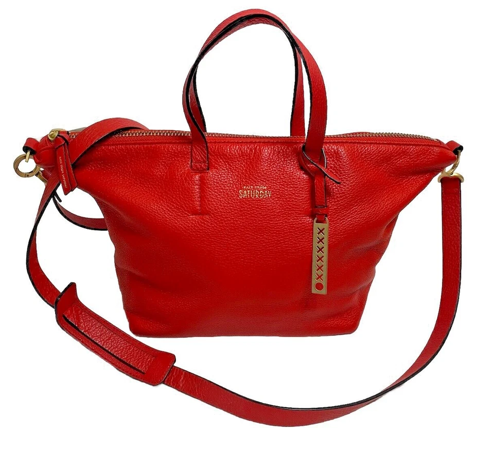 Raro Bolso Bandolera Kate Spade Saturday Lápiz Labial Cuero Rojo Forma Libre Foto 1 de 4