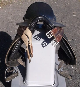 REGENT 15" BLACK LEATHER ENGLISH SADDLE, STIRRUPS, 4-BUCKLE GIRTH STRAP - Picture 1 of 12