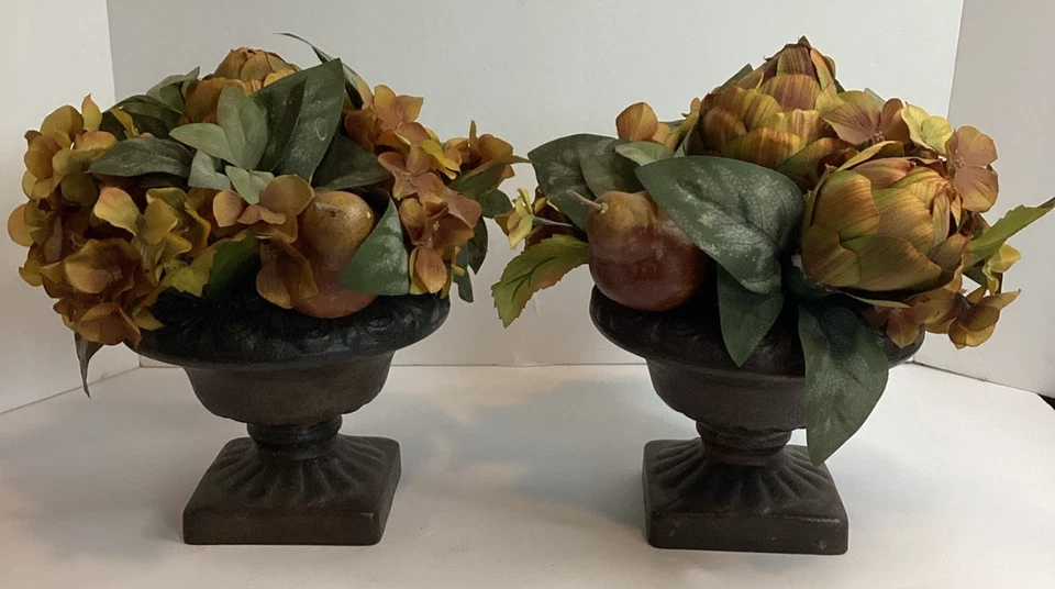 Juego de 2 urnas de otoño de flores verdes y doradas alcachofas peras en una urna negra Foto 1 de 4