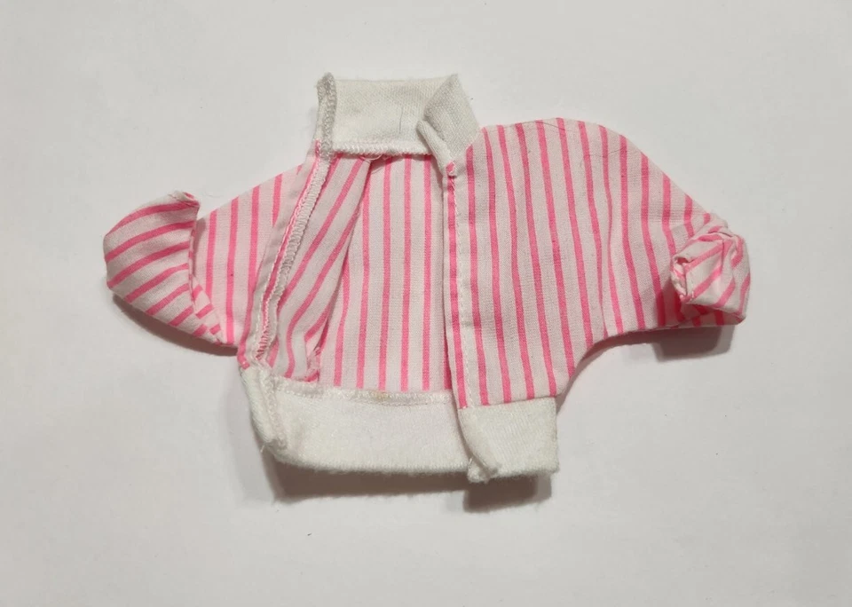 MUÑECA BARBIE ABRIGO ROPA CHAQUETA A RAYAS BLANCA Y ROSA CLÁSICA DE COLECCIÓN LIMPIA Foto 1 de 2