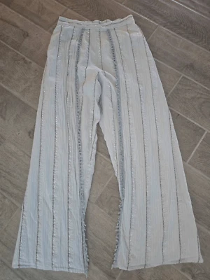 Pantalones de playa para mujer Anthropologie Raga Palazzo azul claro metálico plateado negro Foto 1 de 4