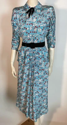Vestido Vintage Años 40 Azul Novedad Gente Caballos Granja Estampado Nuevo de Lote Antiguo S/M Foto 1 de 4