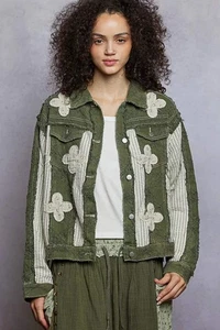 POL Floral Patched Mixed Knit Raw Hem Button Down Jacket in Olive Green Multi - Bild 1 von 6
