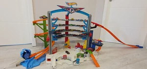 Hot Wheels Parkgarage Hai + ca.27Autos + Hubschrauber - Bild 1 von 4
