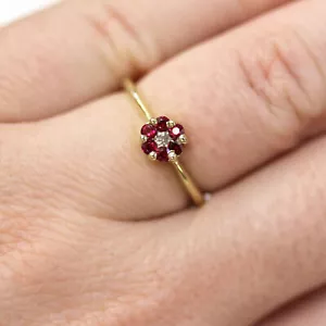 0.33 Karat Natürlich Rot Rubin Und Diamant Klaster Blume Ring IN 10k Gelbgold - Bild 1 von 6