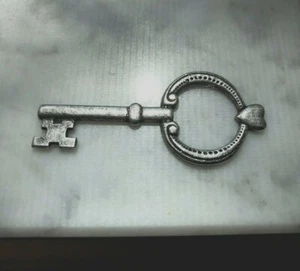 MODESTÜCK HERZ SCHMUCK 1 LIEBE SCHLÜSSEL mit HERZ ZINN ANSTECKNADEL ALLES NEU. - Bild 1 von 1