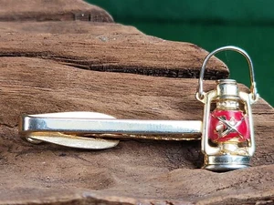 VINTAGE HICKOK TIE BAR CLIP MINIATURE BARN LANTERN GOLD TONE W ENAMEL - Picture 1 of 12