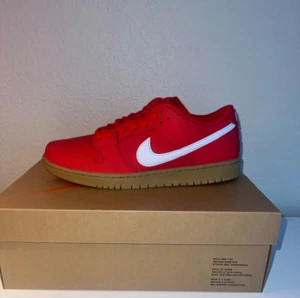Size 9.5 - Nike Dunk SB Low University Red Gum - Picture 1 of 2
