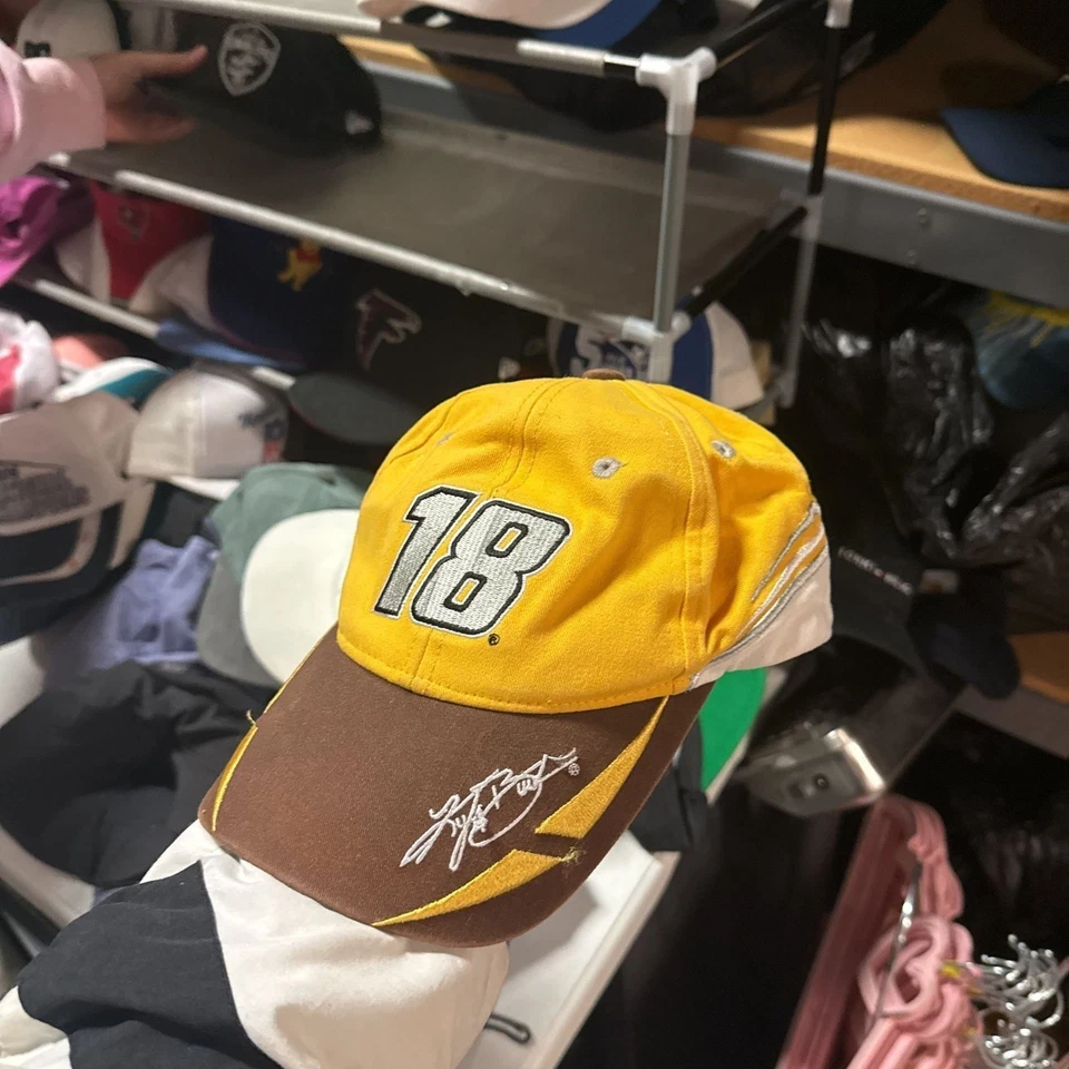 Kyle Busch Joe Gibbs Racing M & M's 2020 Uniforme Nascar Sombrero *calcomanías* Foto 1 de 4