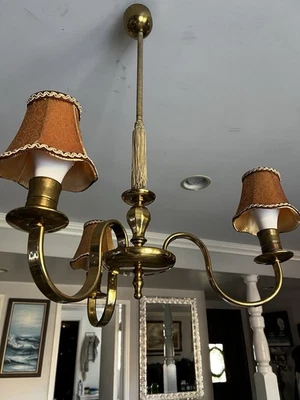 Lámpara de araña vintage de latón de 3 brazos con tonos de tela naranja Foto 1 de 4