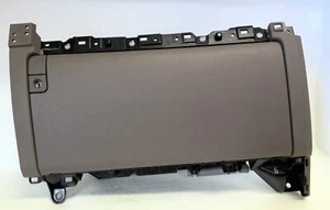 Lexus GX460 2010 2011 TABLERO GUANTERA COMPARTIMENTO DE ALMACENAMIENTO PUERTA MARRÓN OEM - Imagen 1 de 20