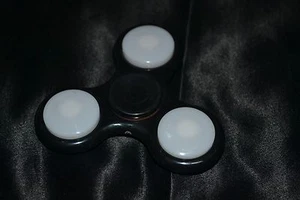 Black Core LED Light Up Fidget Spinner Toys Figet Spiner Raver Toy Raves Fun NEW - Picture 1 of 5