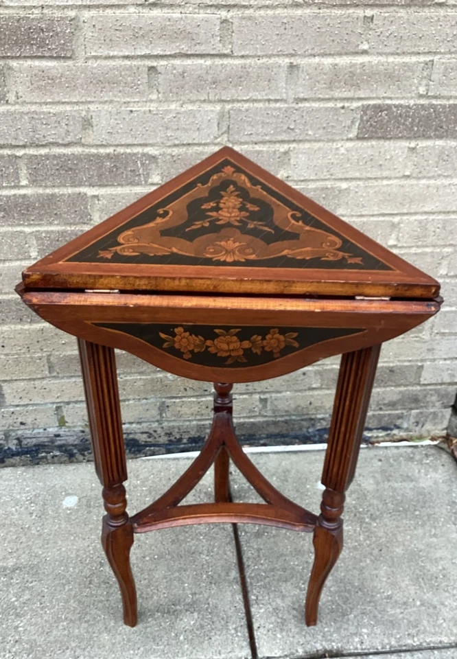 Antigua mesa auxiliar eduardiana con incrustaciones de hojas caoba Foto 1 de 4