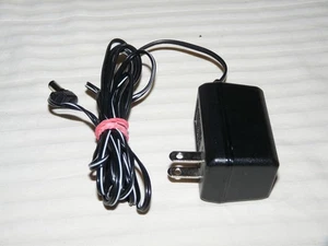 Motorola 5864200W01 120V AC 4.4W / 9V DC 200mA Power Supply Adapter - Picture 1 of 4