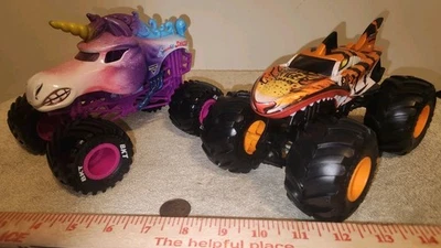 Lot of 2 Diecast MONSTER JAM SPARKLE SMASH UNICORN & Tiger Shark TRUCK 1:24 Toy - Image 1 of 4
