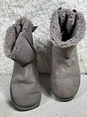 Botas UGG para mujer Mini Bailey Bow gris brillante talla 8 Stye 1125795 Foto 1 de 4