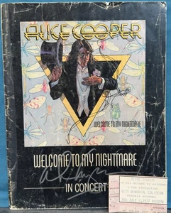 PROGRAMMA LIBRO TOUR ALICE COOPER FIRMATO 1977 con BIGLIETTO STUB e BONUS ARTICOLI ASILO - Foto 1 di 9