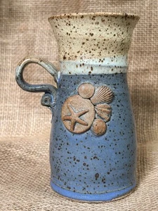 Gesprenkelte sandblaue Muschel Keramik Vase mit Griff Ozean Küste Maritim Strand - Bild 1 von 8