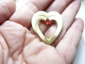 Broche Texturizado Trabajo Abierto Doble Corazón Estrás Rojo De Colección - Imagen 1 de 4