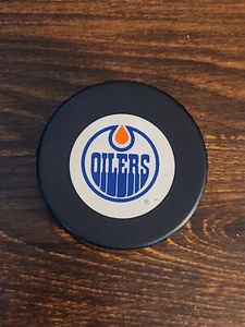 VINTAGE TRENCH MFG EDMONTON OILERS LOGO HOCKEY PUCK - Bild 1 von 2