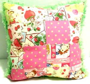 Almohada Cojín Fresa Shortcake Verde Lima Felpa 14 X 14" Rosa - Imagen 1 de 7