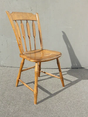 Silla lateral vintage moderna de mediados de siglo con acento de husillo Whitney Foto 1 de 4