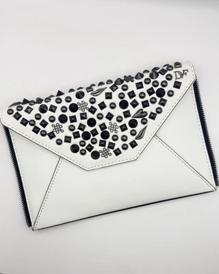 Bolso sin asas Diane Von Furstenberg de cuero blanco con tachuelas | Nuevo con etiquetas Foto 1 de 4