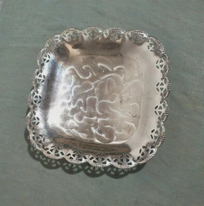 Vassoio decorativo, vecchio, bordo forato argentato, 3 piedi a sfera - 20,5 x 20,5 cm, altezza 4 cm. - Foto 1 di 2