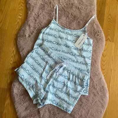 $76 Nuevo con etiquetas Calvin Klein CK Para mujeres Ropa de dormir Conjunto de pijama Camiseta sin mangas Pantalones cortos *ELIGE* Foto 1 de 4