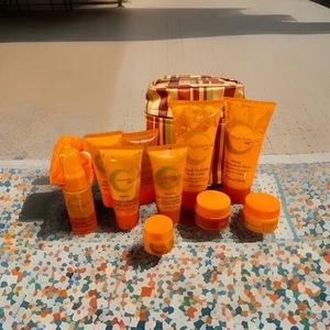 Arbonne NutriminC Re9 Hydrating Body Lotion & Reactivating Body Serum Geschenkset - Bild 1 von 7